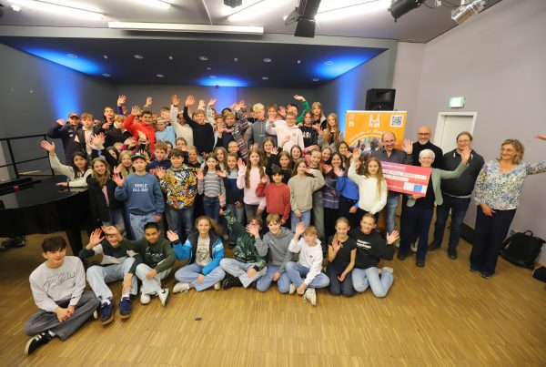 Sponsorenlauf 2025 – 15.400 € Spendengelder – eine Rekordsumme! Spendenübergabe von 7.700 € an Children of Mathare e.V.! 1 2. Spendenuebergabe