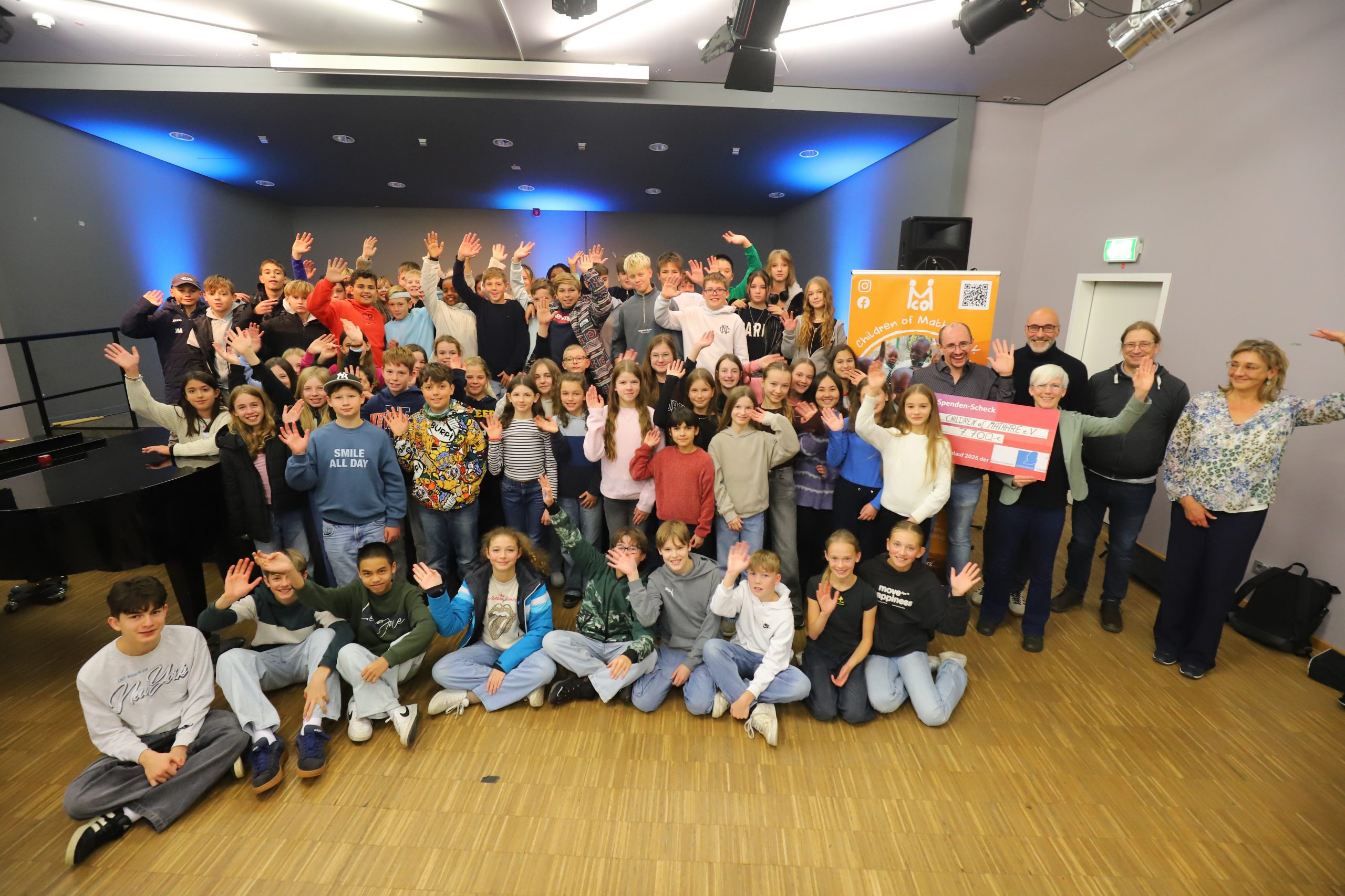 Sponsorenlauf 2025 – 15.400 € Spendengelder – eine Rekordsumme! Spendenübergabe von 7.700 € an Children of Mathare e.V.! 1 2. Spendenuebergabe scaled